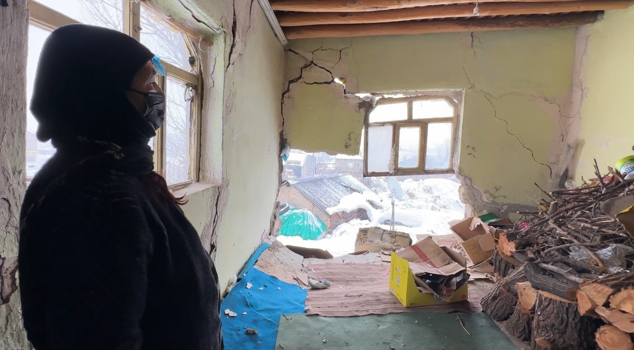 yuksekovada bir evin duvari yikildi deprem oluyor sandim 6 2II3X7jr