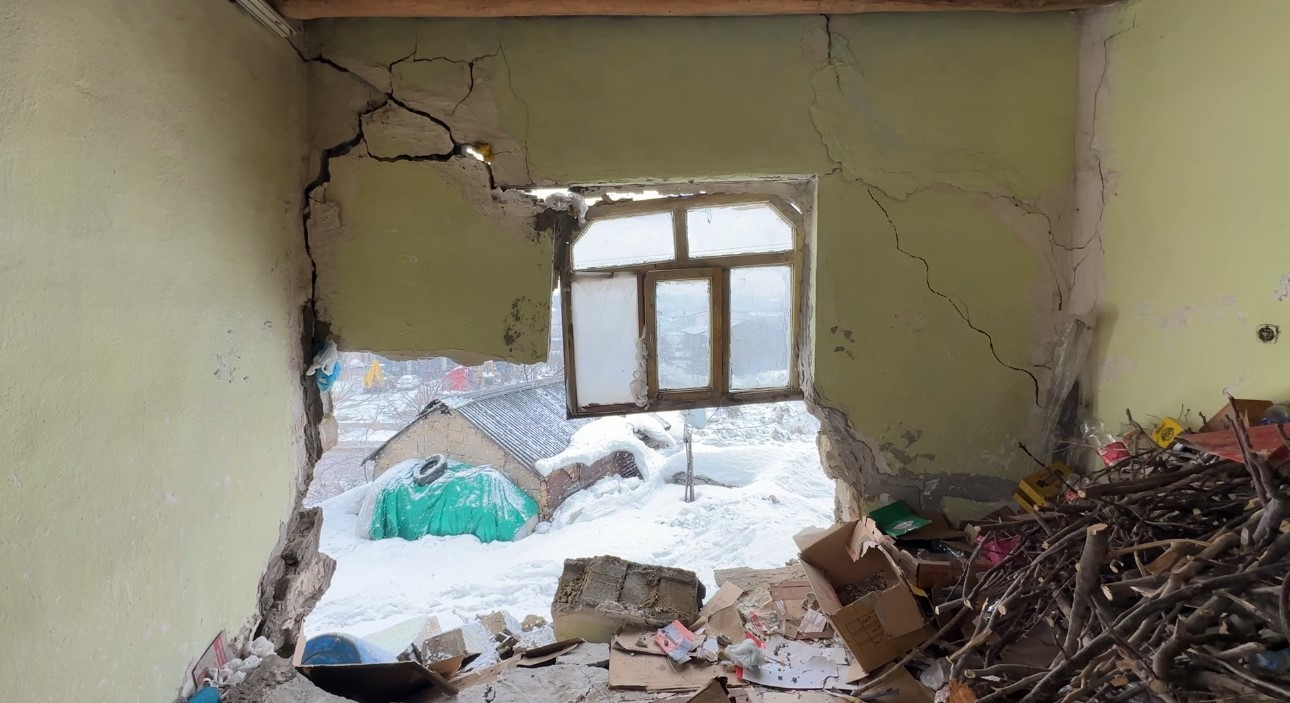 yuksekovada bir evin duvari yikildi deprem oluyor sandim 7 aG6F89Yl