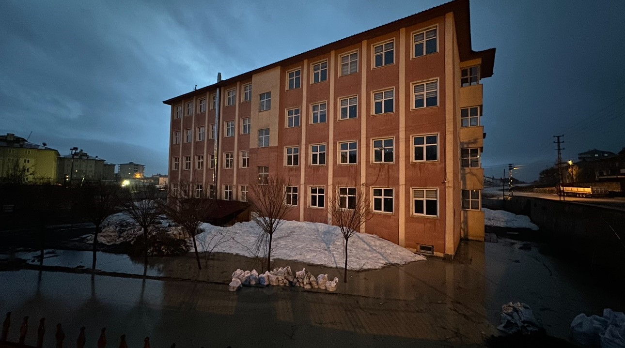 yuksekovada bir okul sular icinde kaldi 1 dVkpbSO4