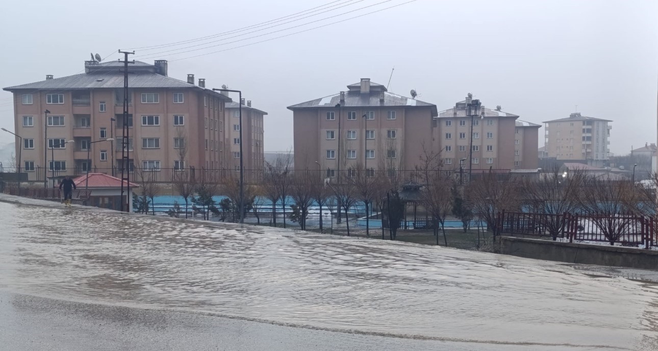 yuksekovada bir okul sular icinde kaldi 5 pYSvXAe4