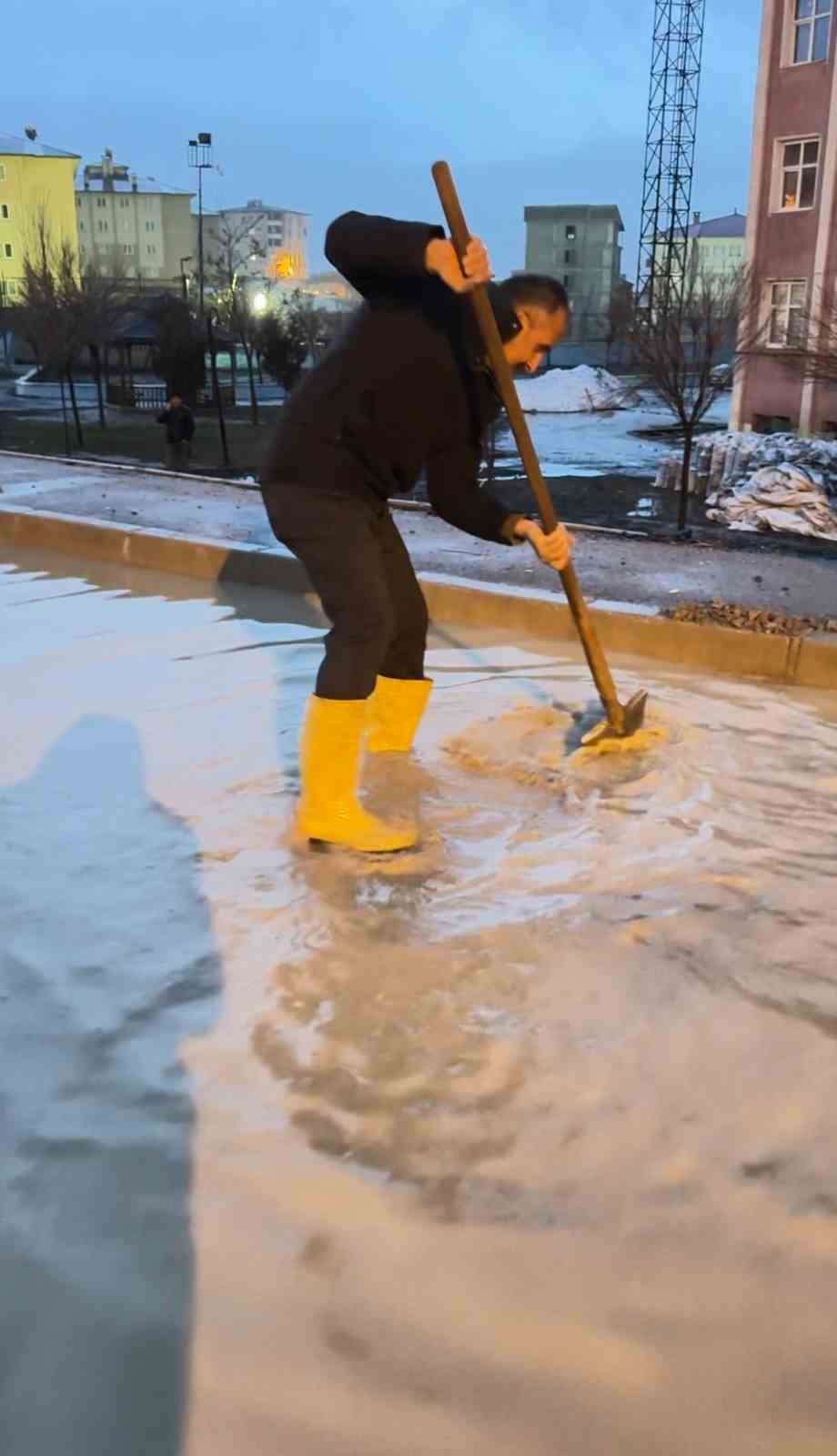 yuksekovada bir okul sular icinde kaldi 6 srcEWHtA