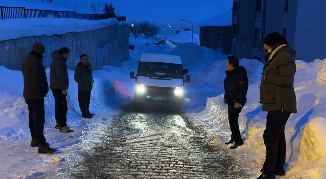 yuksekovada buzlu yolda mahsur kalan minibusu vatandaslar kurtardi 1 cAHaYHzc