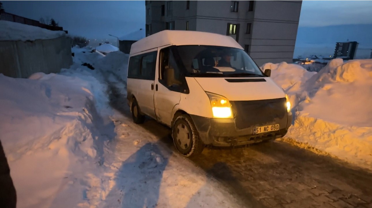 yuksekovada buzlu yolda mahsur kalan minibusu vatandaslar kurtardi 10 FQby1Nd3