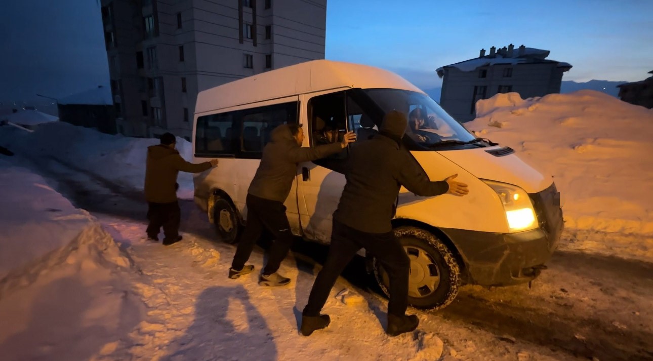 yuksekovada buzlu yolda mahsur kalan minibusu vatandaslar kurtardi 11 lkrdm44M