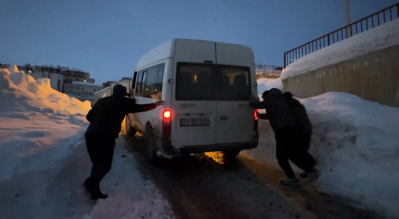 yuksekovada buzlu yolda mahsur kalan minibusu vatandaslar kurtardi 2 hJPwE8Bv