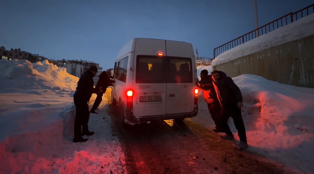 yuksekovada buzlu yolda mahsur kalan minibusu vatandaslar kurtardi 3