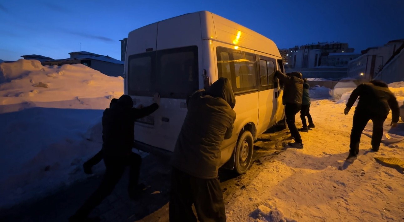 yuksekovada buzlu yolda mahsur kalan minibusu vatandaslar kurtardi 4 Fi4K6JCV