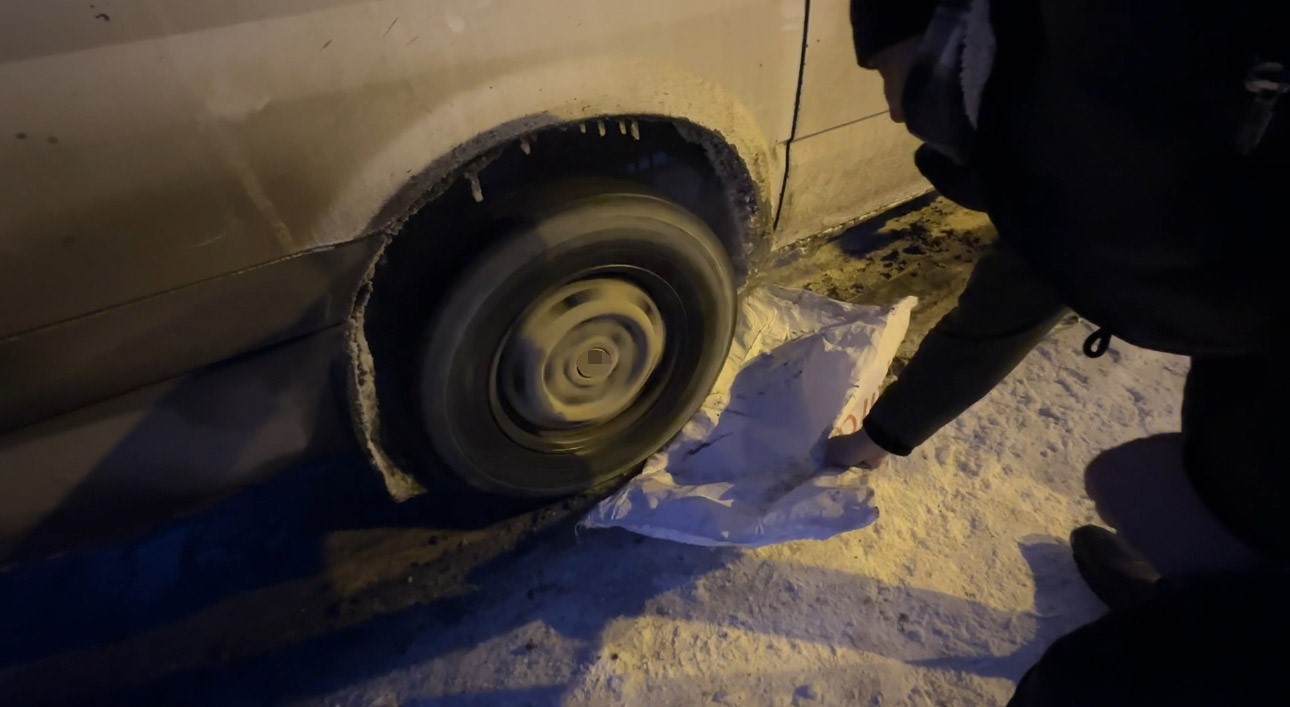 yuksekovada buzlu yolda mahsur kalan minibusu vatandaslar kurtardi 5 HNsCLjQZ