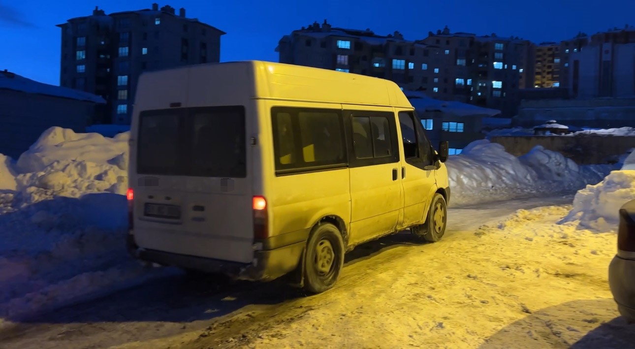 yuksekovada buzlu yolda mahsur kalan minibusu vatandaslar kurtardi 7 W2kS9mL8