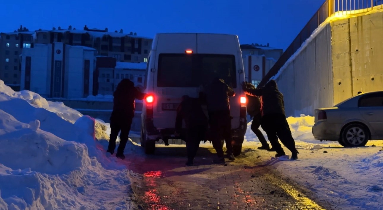 yuksekovada buzlu yolda mahsur kalan minibusu vatandaslar kurtardi 8 Xv54ScbT