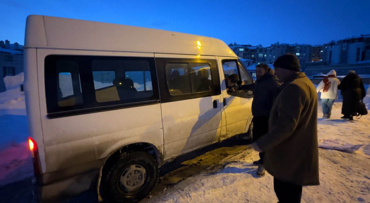 yuksekovada buzlu yolda mahsur kalan minibusu vatandaslar kurtardi 9 5EhDEQ6G
