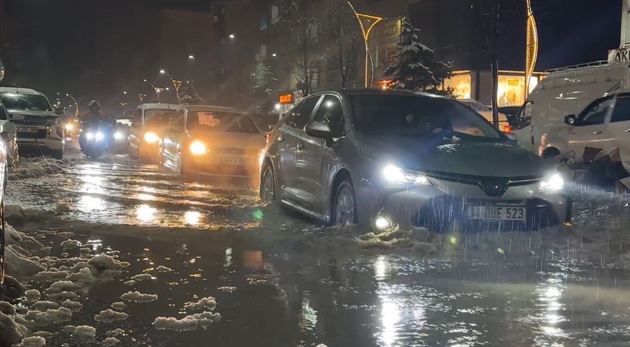 yuksekovada caddeler gole dondu otomobiller adeta suda yuzdu 0 lH7RKTEQ