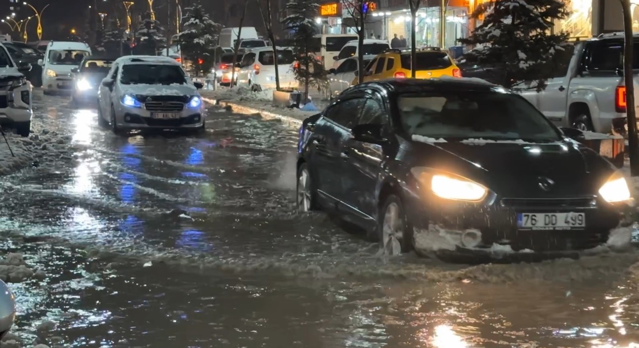 yuksekovada caddeler gole dondu otomobiller adeta suda yuzdu 2 EzMOcENM