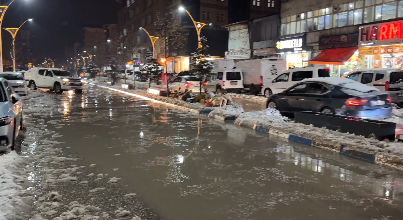 yuksekovada caddeler gole dondu otomobiller adeta suda yuzdu 3 E5R4cWej