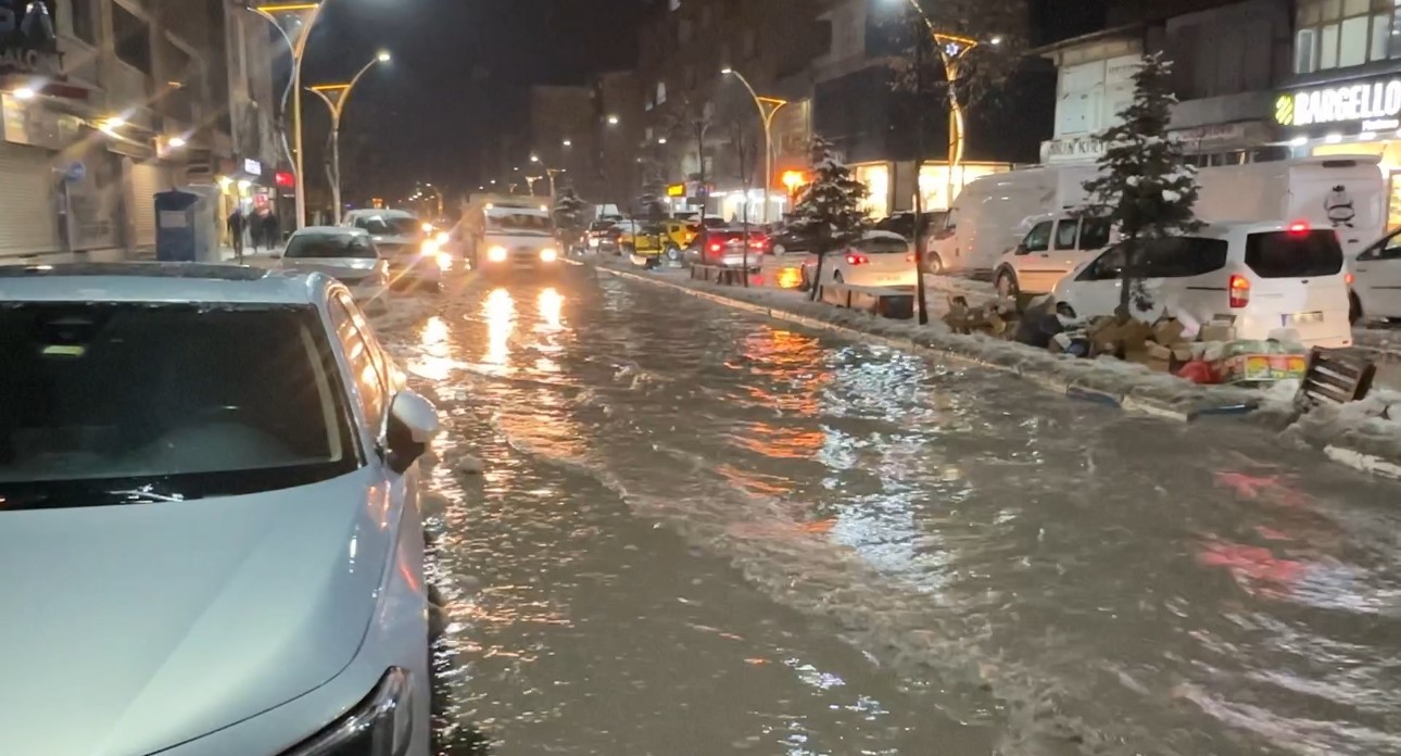 yuksekovada caddeler gole dondu otomobiller adeta suda yuzdu 4 OntLPuyp