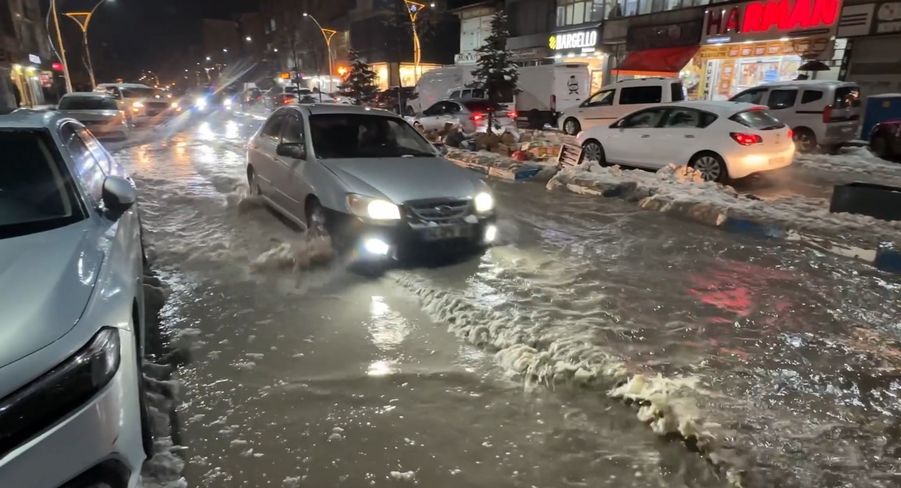 yuksekovada caddeler gole dondu otomobiller adeta suda yuzdu 5 9hBeAPe5