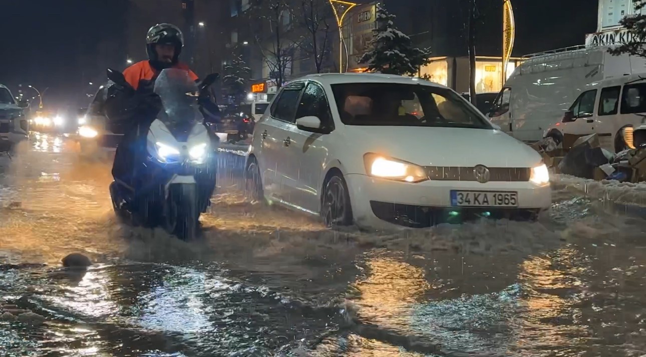 yuksekovada caddeler gole dondu otomobiller adeta suda yuzdu 6 SFRwcjOE