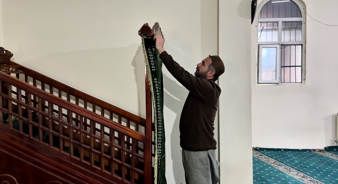 yuksekovada camiler ramazan ayina hazir ibadethaneler gul kokulariyla arindirildi 0 SfKsLMpa