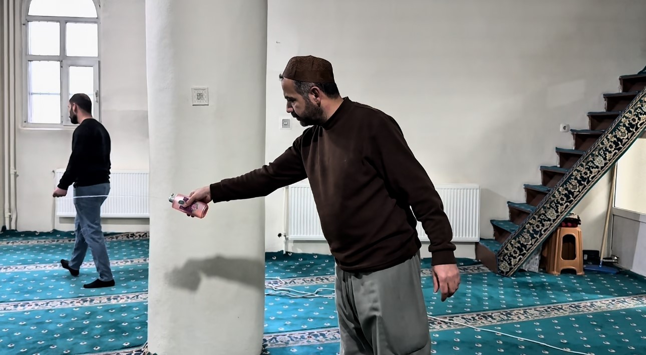 yuksekovada camiler ramazan ayina hazir ibadethaneler gul kokulariyla arindirildi 1 niCN8fhO