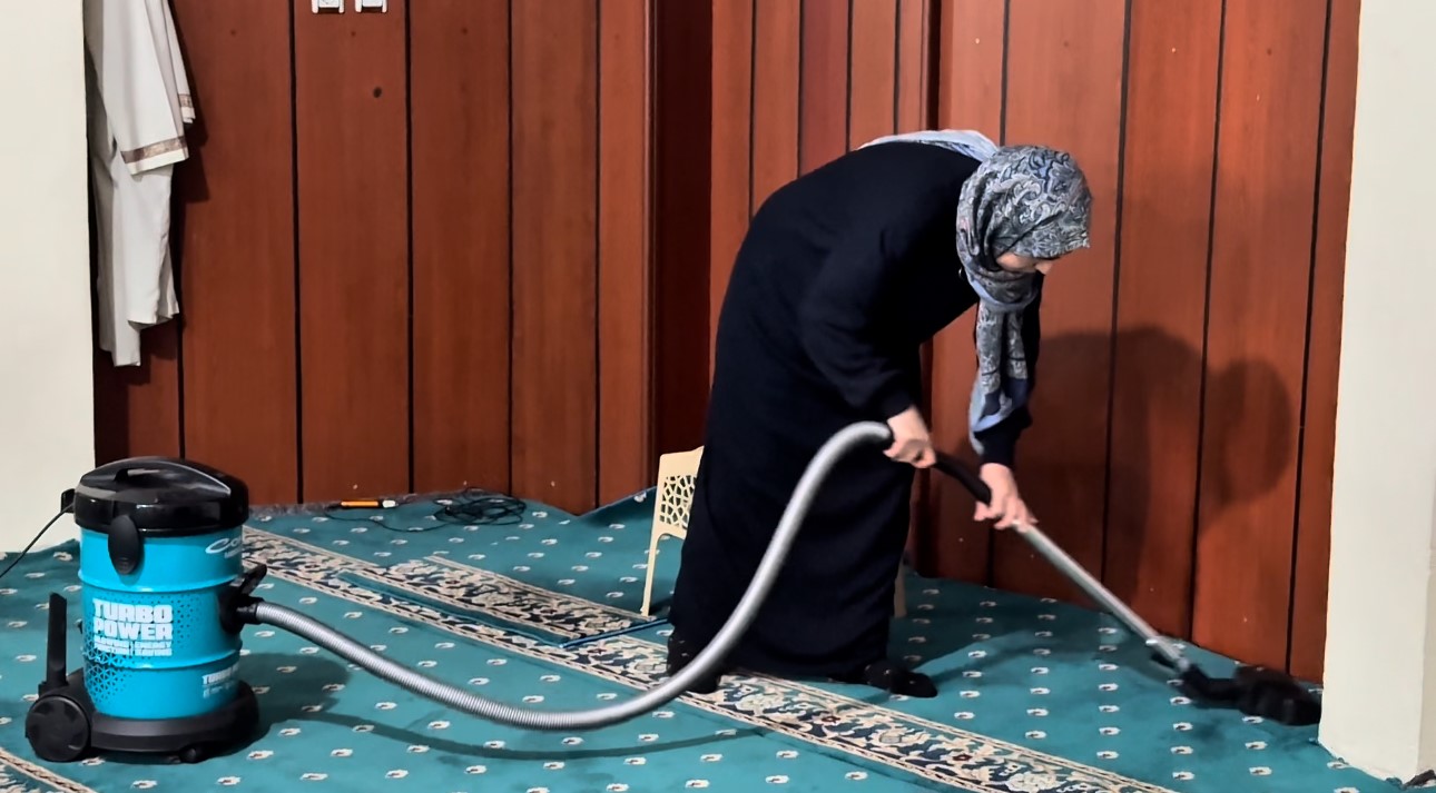 yuksekovada camiler ramazan ayina hazir ibadethaneler gul kokulariyla arindirildi 10