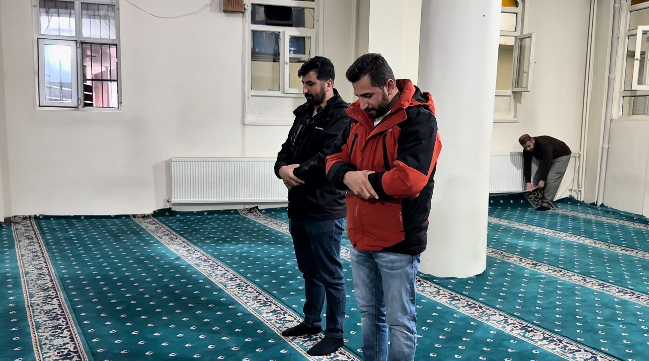 yuksekovada camiler ramazan ayina hazir ibadethaneler gul kokulariyla arindirildi 2 vfyYBbAL