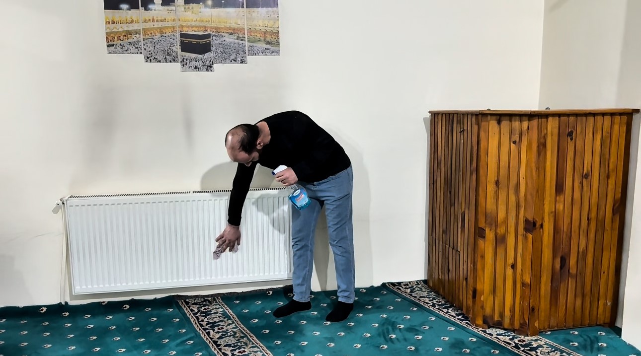 yuksekovada camiler ramazan ayina hazir ibadethaneler gul kokulariyla arindirildi 9 jfpKWWuX