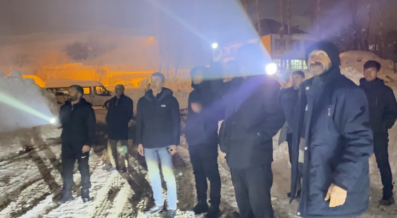 Yüksekova’da cemaat namazdayken çatı çöktü: İmam anons etti, köylü küreği ve halatıyla yardıma koştu 8 yuksekovada cemaat namazdayken cati coktu imam anons etti koylu kuregi ve halatiyla yardima kostu BQf7V5cV