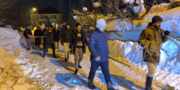 yuksekovada-cemaat-namazdayken-cati-coktu-imam-anons-etti-koylu-kuregi-ve-halatiyla-yardima-kostu-TkP71TxY.jpg