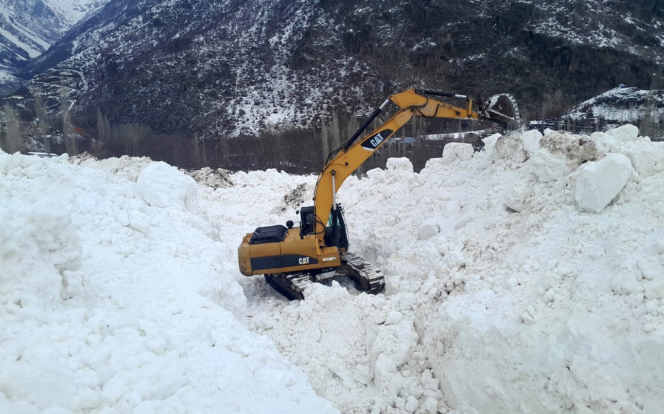 Yüksekova’da çığ meyve bahçelerini yuttu: Köy yolu kar tünelleriyle açılıyor 5 yuksekovada cig meyve bahcelerini yuttu koy yolu kar tunelleriyle aciliyor 1 hjcnhTwc