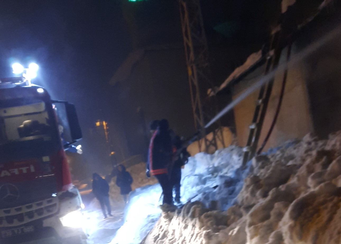 yuksekovada cikan yangin aileyi evsiz birakti 1 B17eazvH