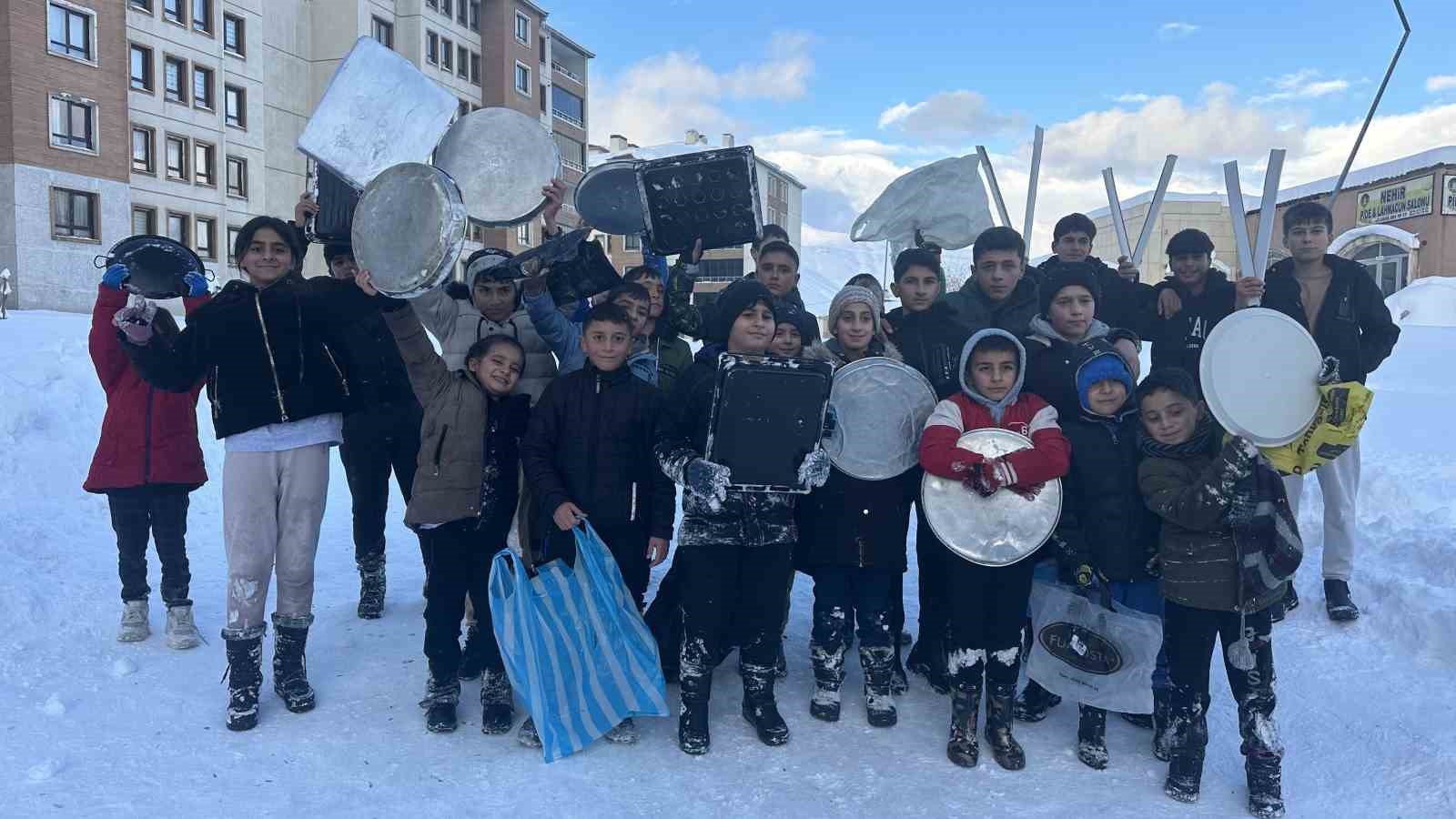 yuksekovada cocuklar mahalle yolunu kayak pistine cevirdi 1