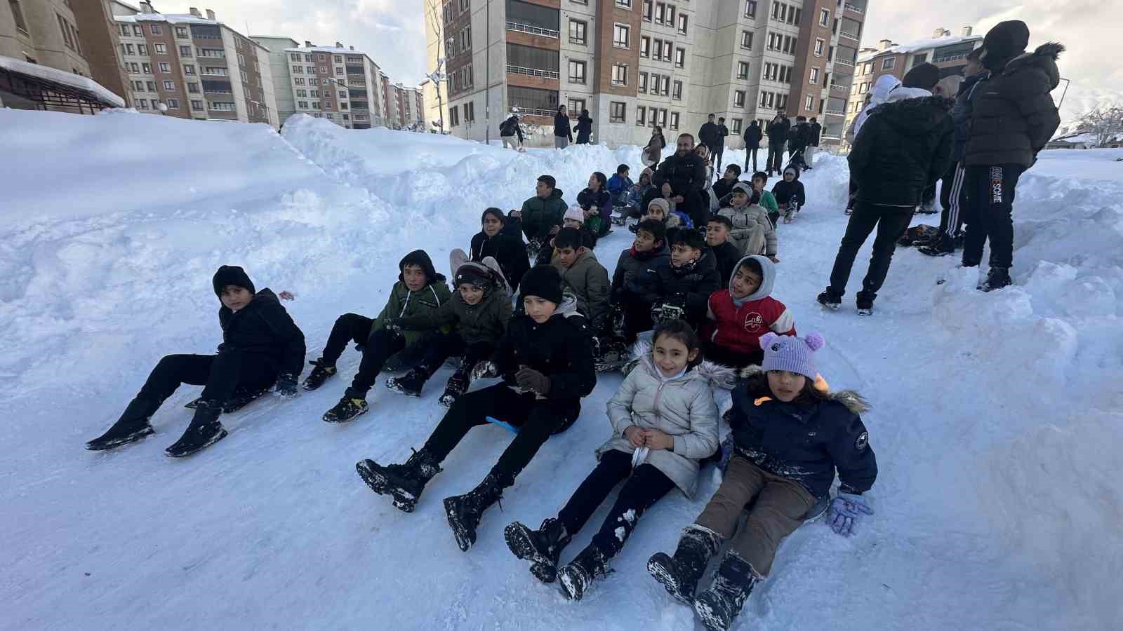 yuksekovada cocuklar mahalle yolunu kayak pistine cevirdi 2 nQSfQXl4