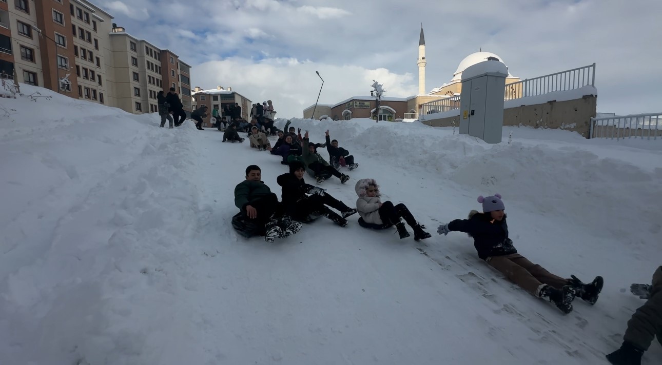 yuksekovada cocuklar mahalle yolunu kayak pistine cevirdi 4 sAMFRZPG