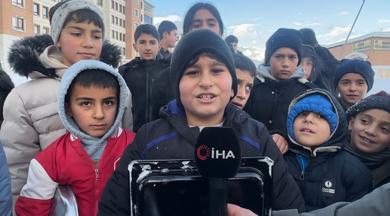 yuksekovada cocuklar mahalle yolunu kayak pistine cevirdi 5 UtkzYNfT