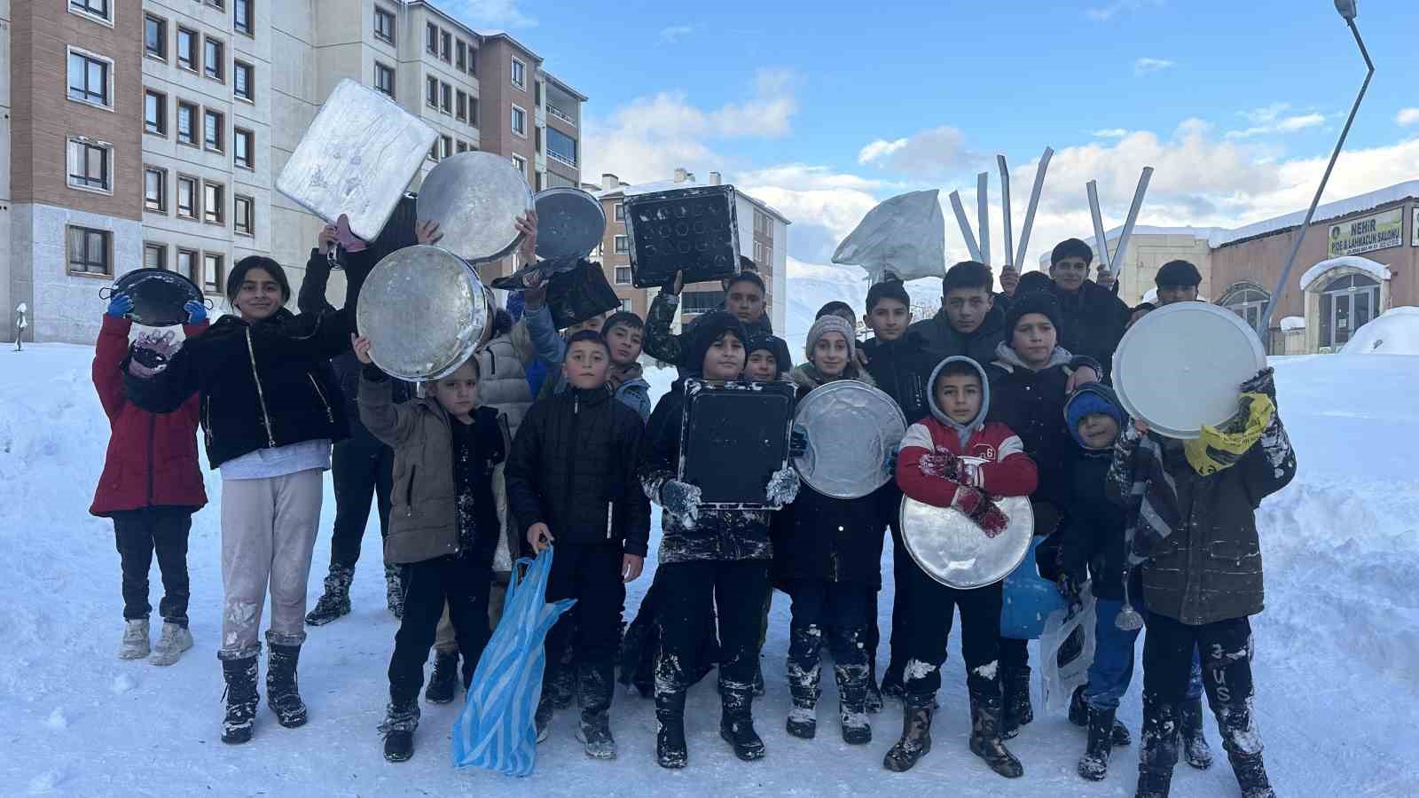 yuksekovada cocuklar mahalle yolunu kayak pistine cevirdi 9 s5FqBDUw
