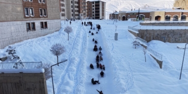 yuksekovada-cocuklar-mahalle-yolunu-kayak-pistine-cevirdi-9eFAfhJy.jpg