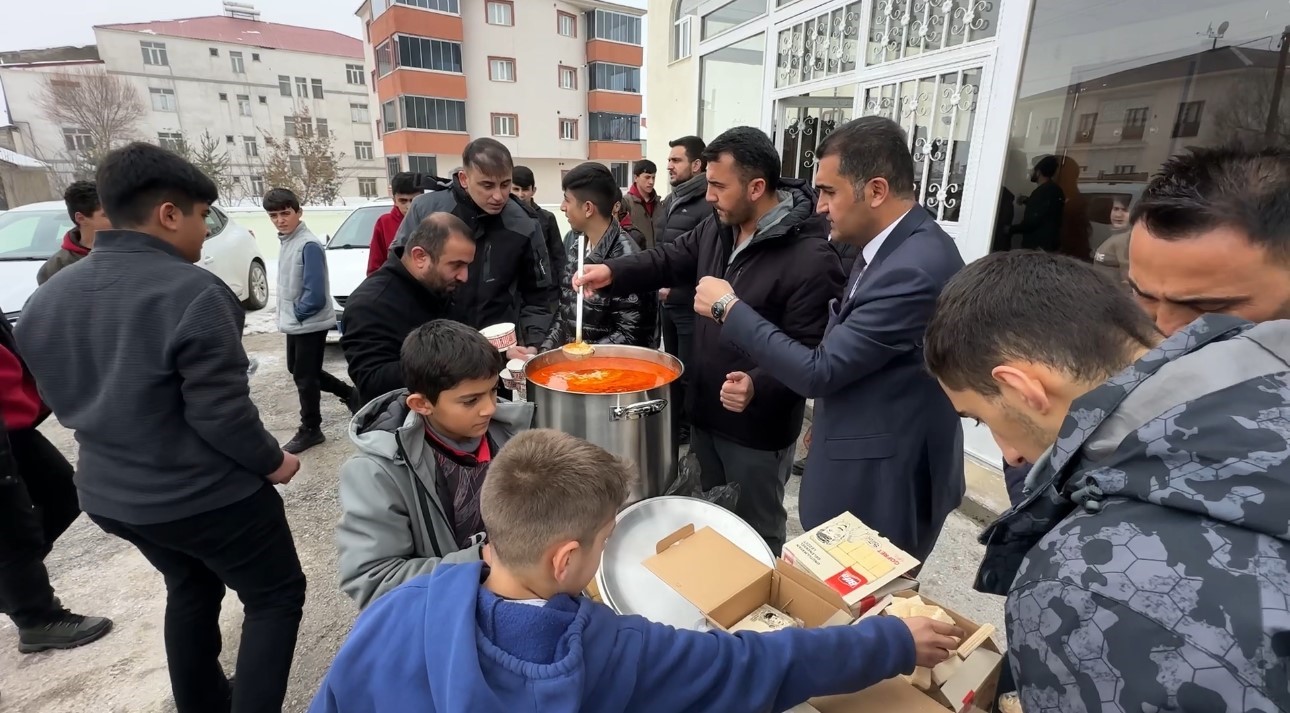 yuksekovada cuma namazi sonrasi cemaate keledos ikram edildi 1 pcmdb4zl