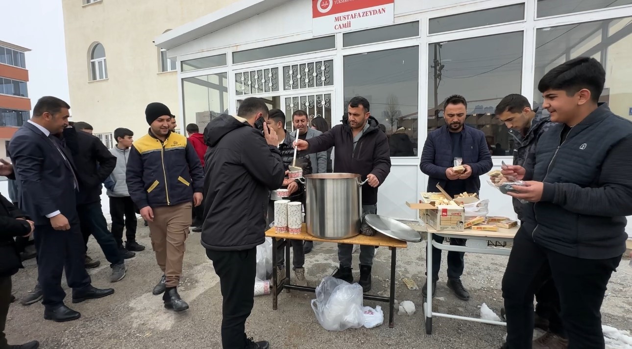 yuksekovada cuma namazi sonrasi cemaate keledos ikram edildi 2