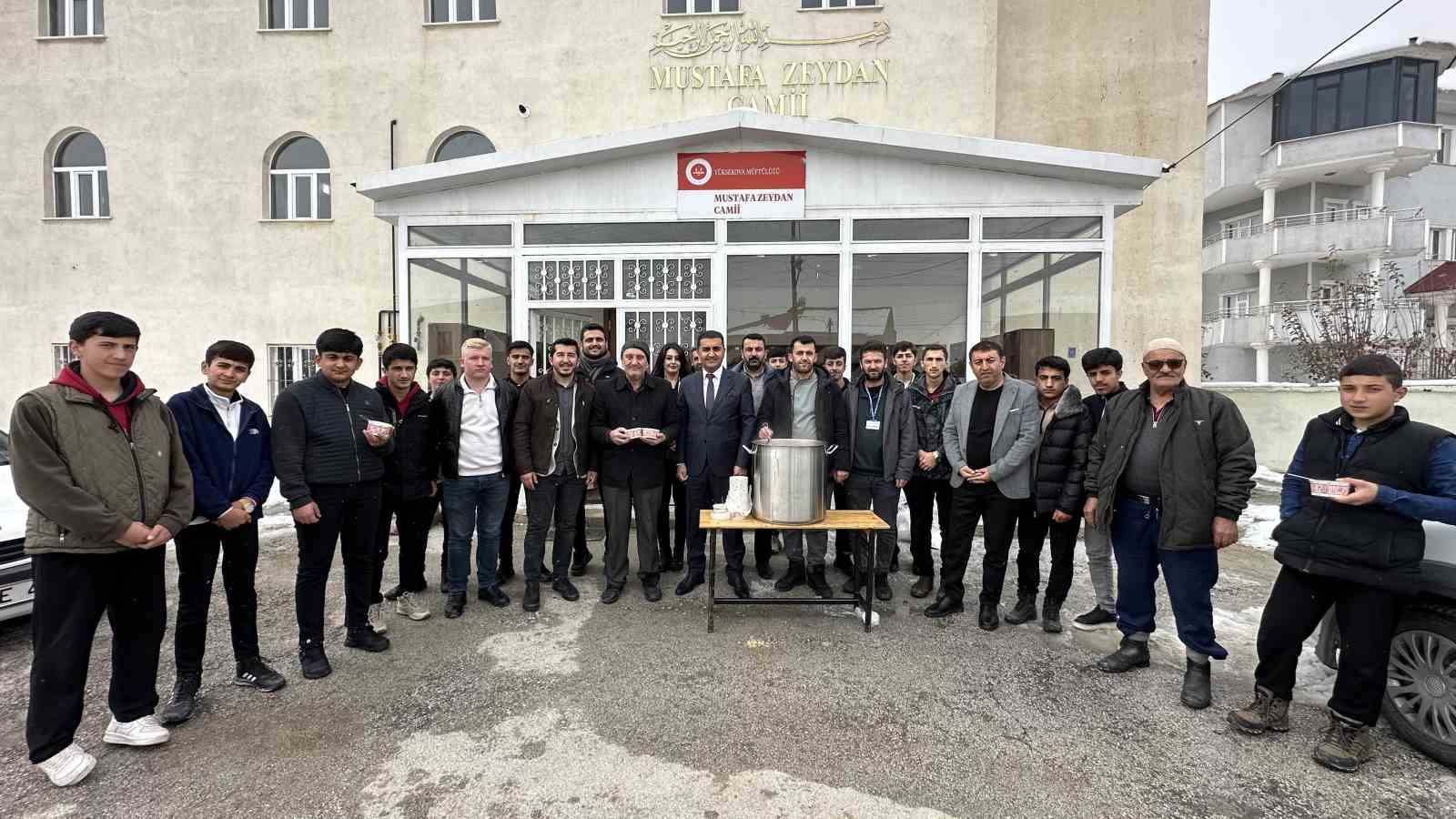 yuksekovada cuma namazi sonrasi cemaate keledos ikram edildi 3 E8ez8IRZ