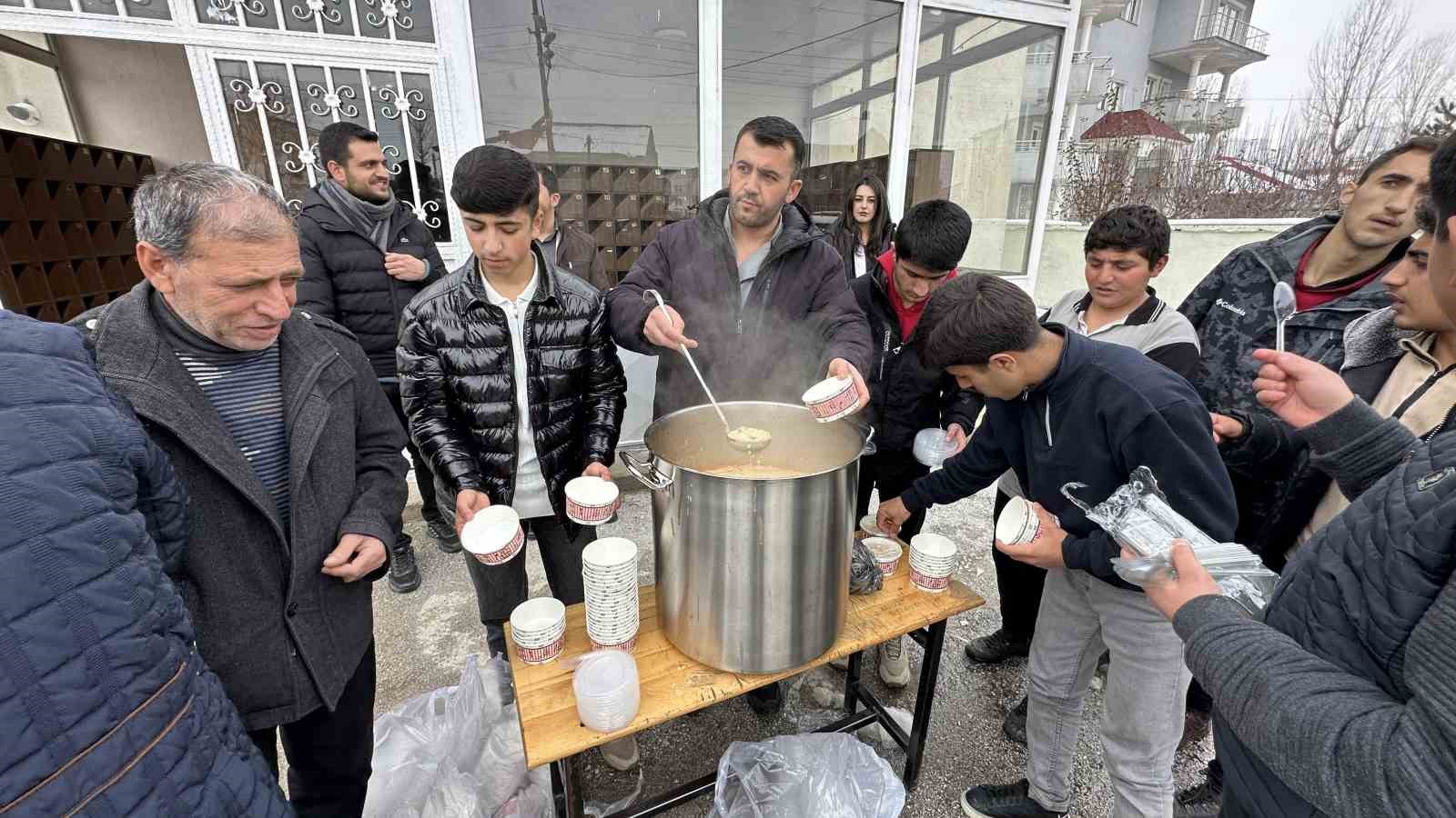 yuksekovada cuma namazi sonrasi cemaate keledos ikram edildi 4 lpci4z27