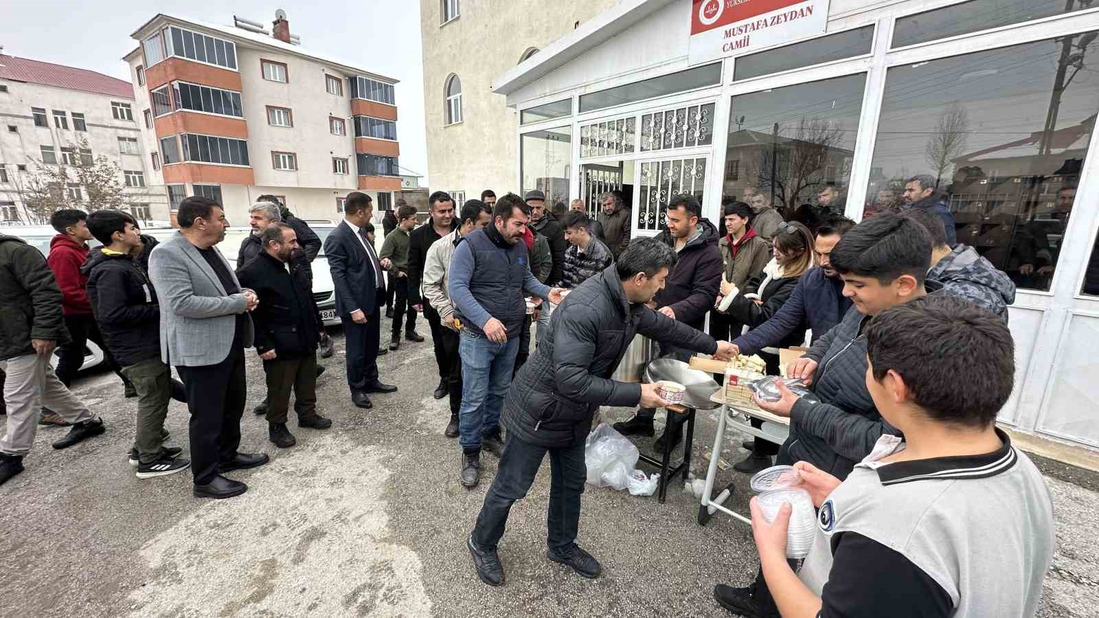 yuksekovada cuma namazi sonrasi cemaate keledos ikram edildi 6 O4OHDqXc