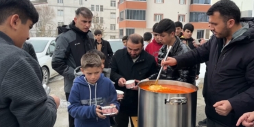 yuksekovada-cuma-namazi-sonrasi-cemaate-keledos-ikram-edildi-E22TMmVg.jpg