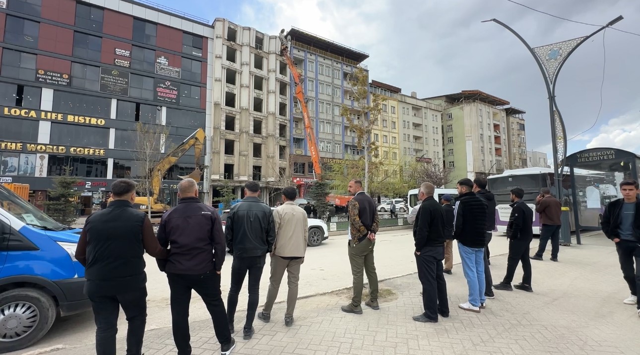 yuksekovada depreme dayaniksiz yapilar bir bir yikiliyor 9