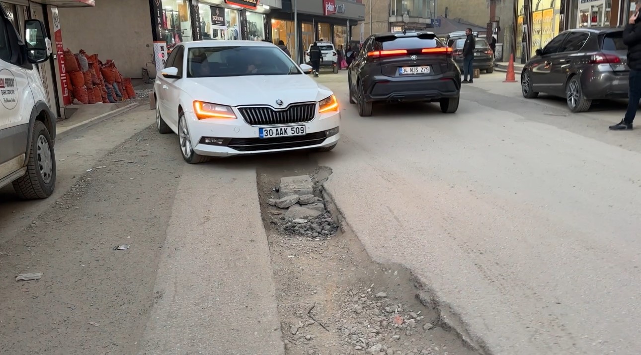 yuksekovada dogal gaz kazilarindan dolayi yollar kullanilmaz hale geldi 0 Q71niEfe