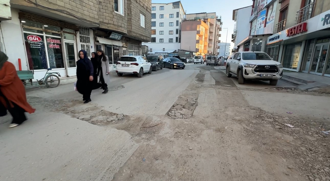 yuksekovada dogal gaz kazilarindan dolayi yollar kullanilmaz hale geldi 5 4vurBegc