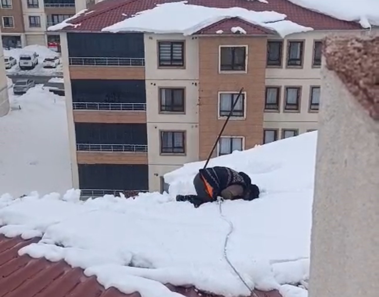 yuksekovada dondurucu soguga ragmen catida ibadet kar uzerinde namaz kildi 0 ULSXra7X