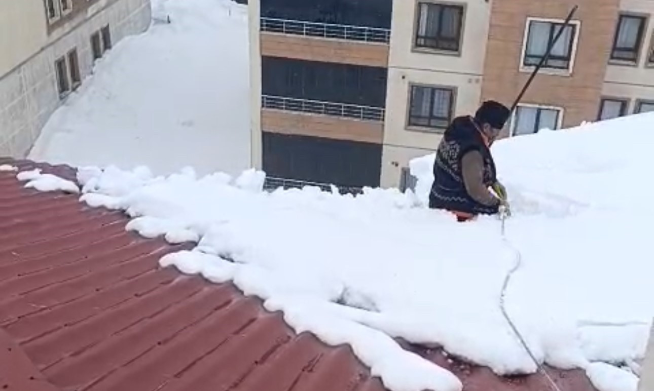yuksekovada dondurucu soguga ragmen catida ibadet kar uzerinde namaz kildi 1 9uTYj6v3
