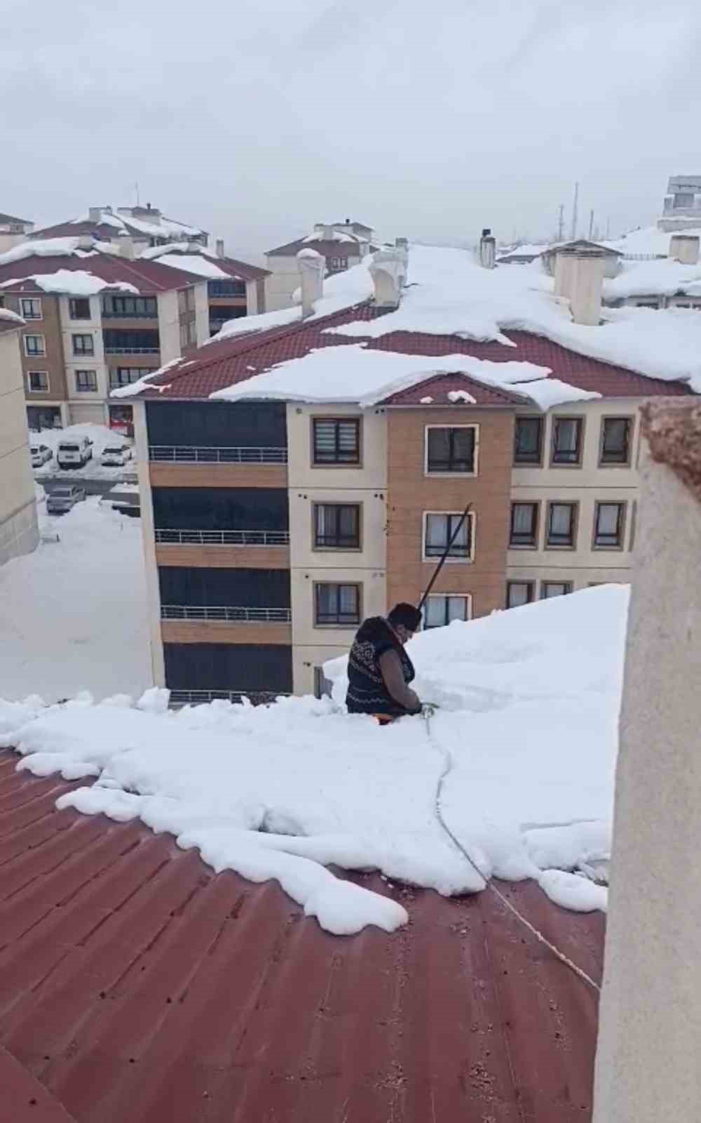 yuksekovada dondurucu soguga ragmen catida ibadet kar uzerinde namaz kildi 2 P3FJGOD4