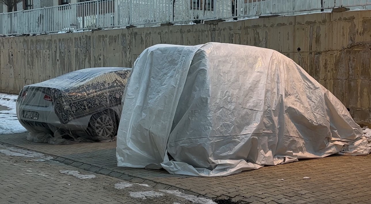 yuksekovada dondurucu soguklar vatandaslar araclarini battaniye ve brandalarla koruyor 0 2pqlpCDV