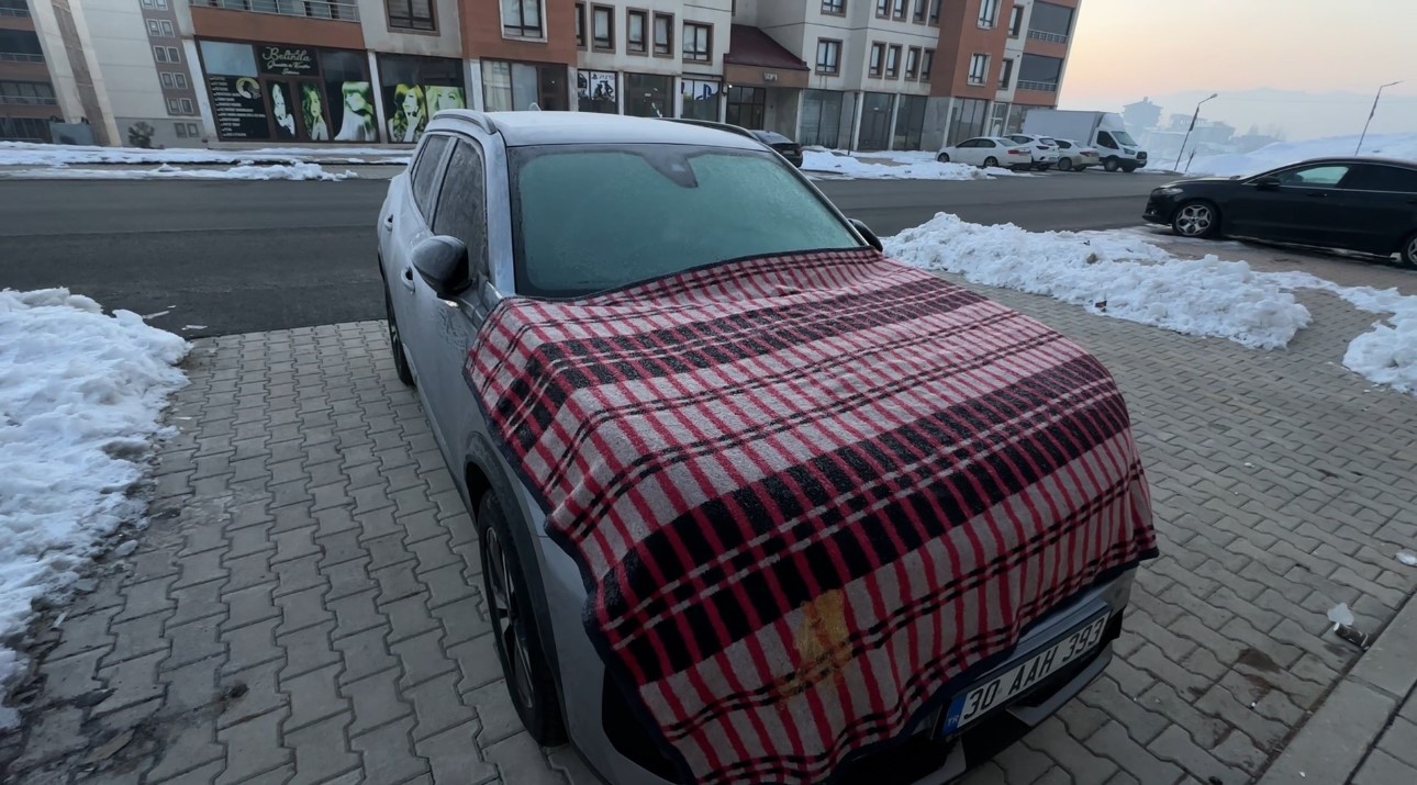 yuksekovada dondurucu soguklar vatandaslar araclarini battaniye ve brandalarla koruyor 4